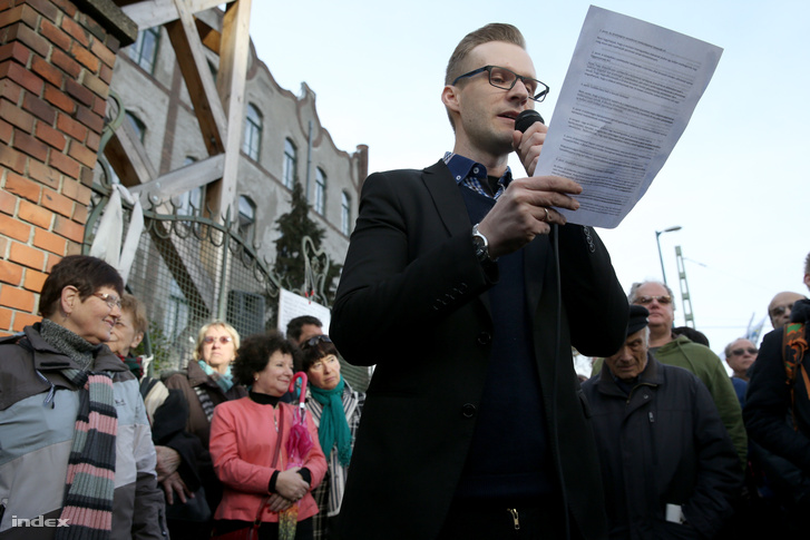 Pukli István a Teleki Blanka Gimnázium előtt tartott demonstráción 2016 márciusában