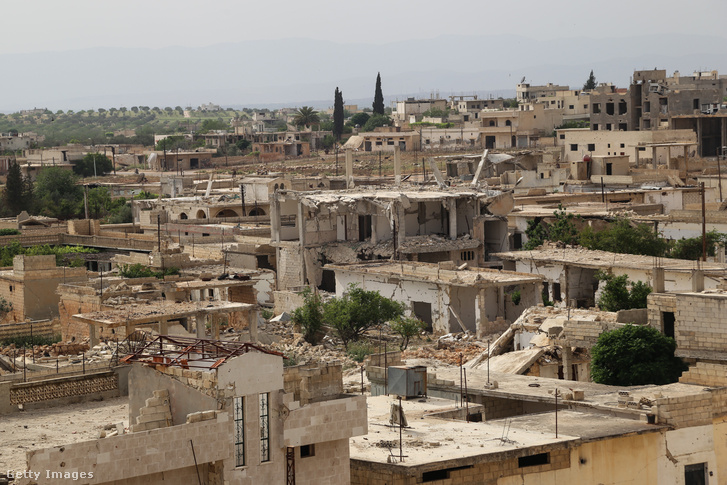 Légicsapásban megsemmisült épületek Hamában