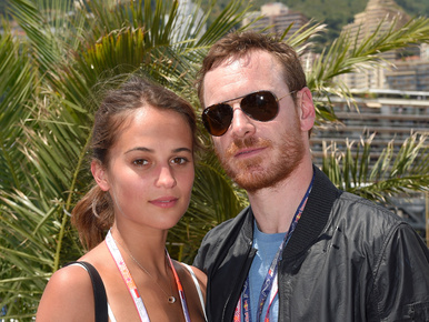 Michael Fassbender így szereti Alicia Vikandert