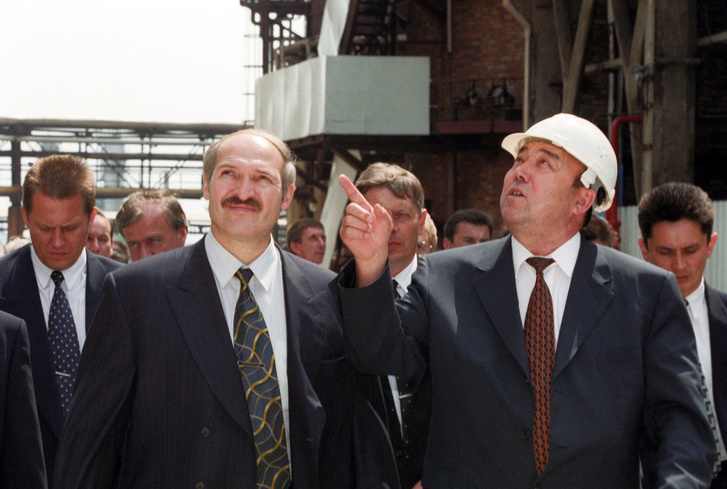 Lukasenko egy gyárlátogatáson 1999-ben