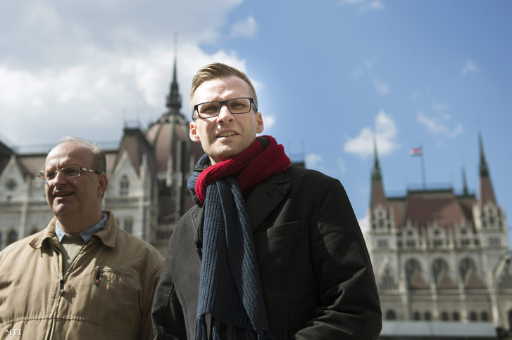 Pilz Olivér és Pukli István a Parlament előtt, a Tanítanék! Mozgalom 2016. márciusi demonstrációján