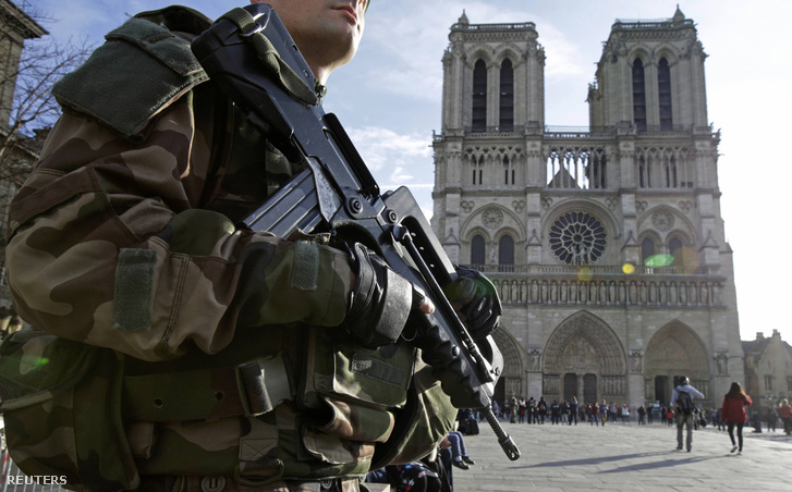 Francia katona a Notre Dame előtt, 2015. decemberében.
