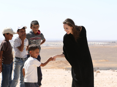 Angelina Jolie-t pár év múlva simán szentté avatják