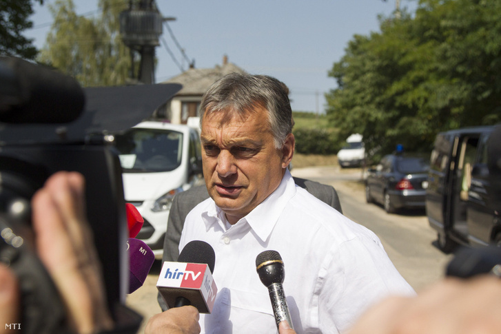 Orbán Viktor a Polgári Piknik előtt a kötcsei Dobozy-kúriánál