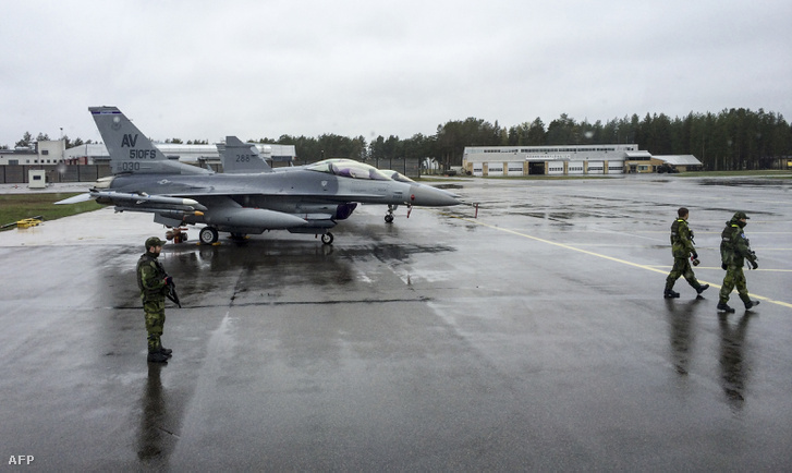 Nemzetközi gyakorlaton résztvevő F16-os vadászgépek egy svéd légitámaszponton