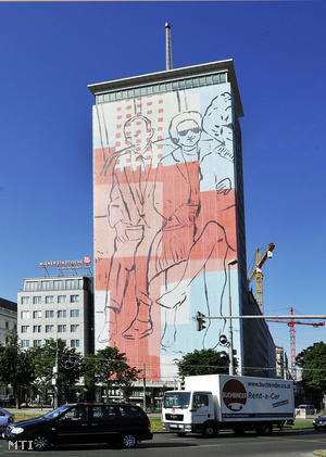 Fehér László alkotása a Ringturm toronyház oldalán