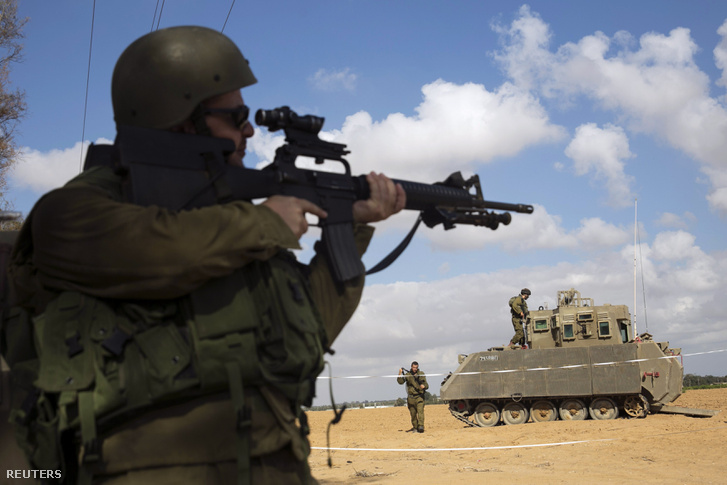 Izraeli katona a Gázai Övezetben.