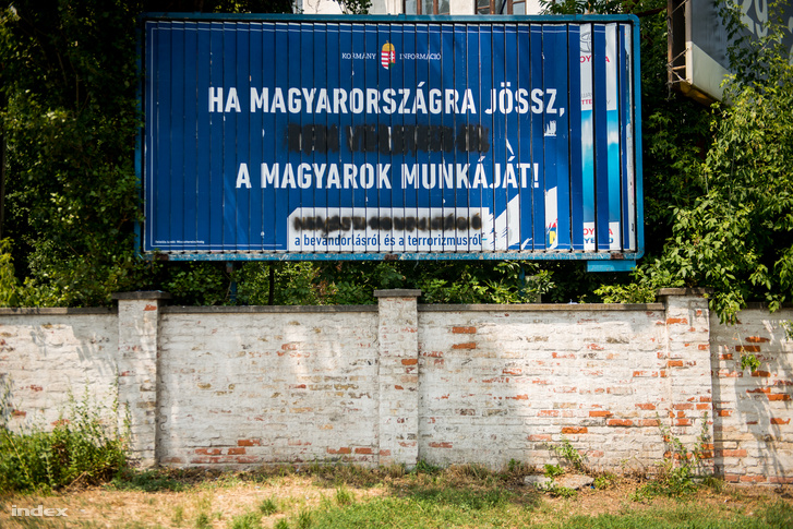 Megrongált plakát a kormány 2015-ös nemzeti konzultációs kampányából