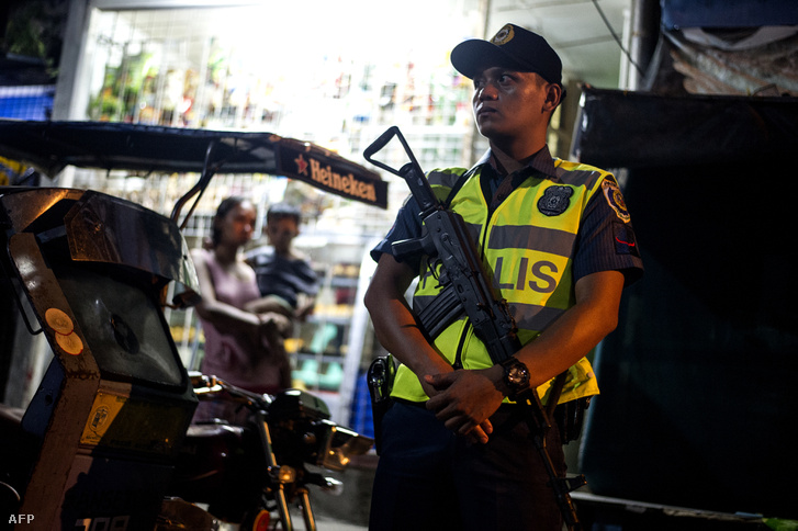 Rendőr biztosít egy gyilkossági helyszínen, ahol ismeretlen tettes lőtt le egy drogdílert, 2016. szeptember 14-én, Manilában.