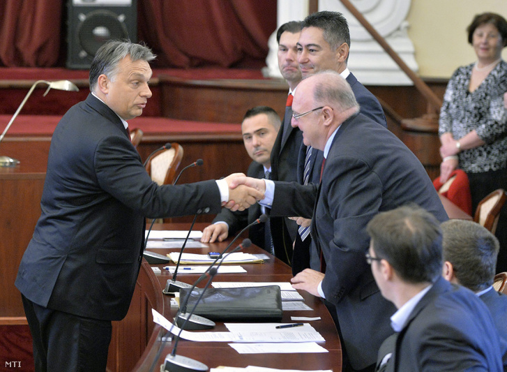 Orbán Viktor miniszterelnök kezet fog Tóth Józseffel (MSZP) a főváros XIII. kerületének polgármesterével a Fővárosi Közgyűlés ünnepi alakuló ülésén a Városháza dísztermében 2014. november 7-én.