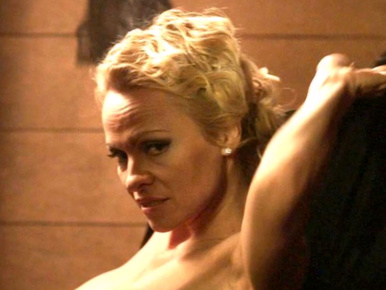 Pamela Anderson 49 évesen sem bírja vetkőzés nélkül