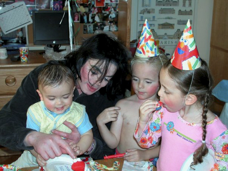 Michael Jackson, fia első születésnapján.