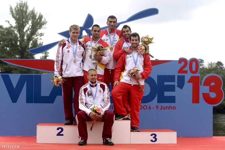 Az ezüstérmes magyar Györe Attila (az elõtérben) és Kövér Márton (b) az aranyérmes spanyol Ramón Ferro (b2) és Oscar Grana (b3) valamint a bronzérmes szintén spanyol Alan Avila (j) és Carlos Vega (j2) a maratoni kajak-keniu Európa-bajnokság kenu kettesének eredmányhirdetésén