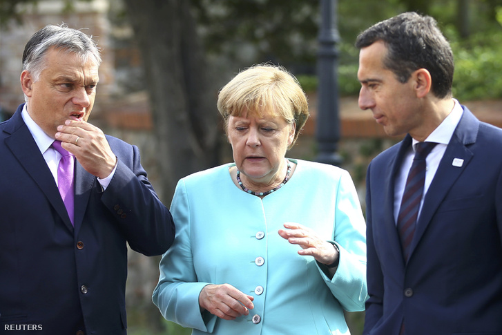 Angela Merkel az osztrák kancellárral egyeztet a tárgyalások szünetében.