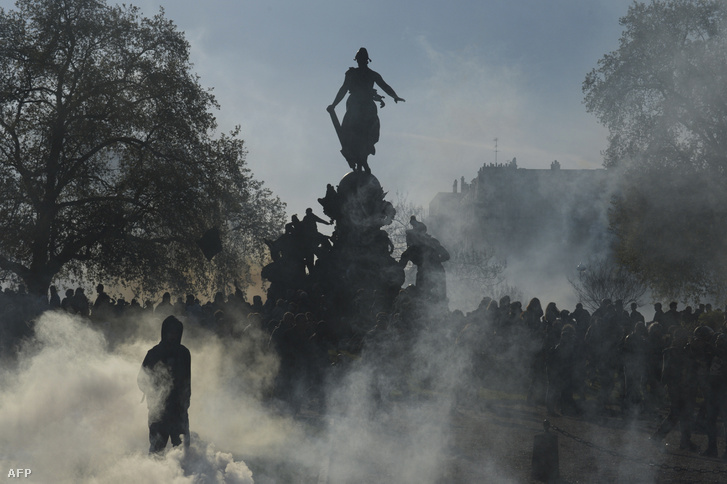 Francia munkások csapnak össze a rohamrendőrökkel a Place de la Republique-nál. A francia fővárosban és vidéken is állandóak a kisebb-nagyobb utcai ütközések a tervezett munkaügyi reformok és megszorítások miatt