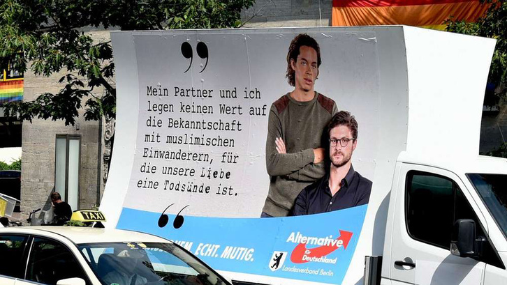 Az AfD meleg párral kampányoló, cinikus választási plakátja Berlinben: "A partnerem és én nem tartjuk fontosnak az ismerkedést a muszlim bevándorlókkal, akik számára a mi szerelmünk halálos bűn"