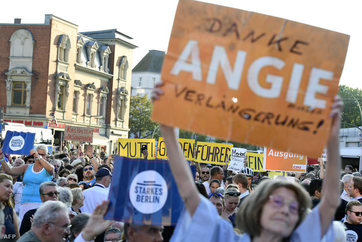 Merkel támogatói várják az érkezését egy kampányrendezvény helyszínén, szeptember 14-én