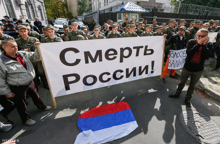 Ukrán aktivisták Halál Oroszországra! feliratú transzparenssel tüntetnek a kijevi orosz nagykövetség elõtt