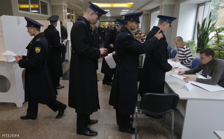 Az orosz elnöki ezred katonái egy moszkvai szavazóhelyiségbe