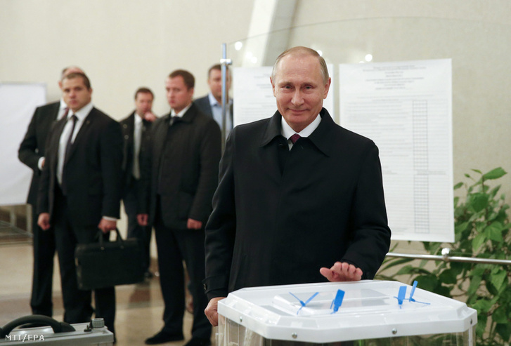 Vlagyimir Putyin orosz elnök miután leadta szavazatát egy moszkvai szavazóhelyiségben
