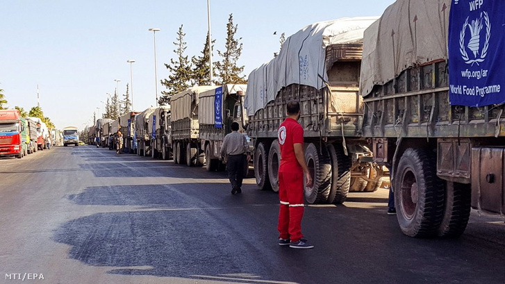 Az ENSZ segélyszállító teherautóinak konvoja készül a szíriai Aleppó tartomány nyugati térségébe 2016. szeptember 19-én. A konvojt ugyanezen a napon légitámadás érte a tartományi székhelytõl Aleppó várostól nyugatra Urm al-Kubra településnél.
