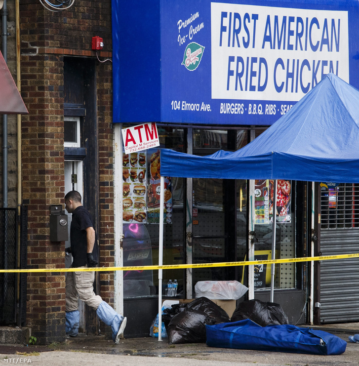 Az FBI egyik munkatársa az Ahmad Khan Rahami családjának New Jersey állambeli Elizabeth városban levő étterme előtt 2016. szeptember 19-én.