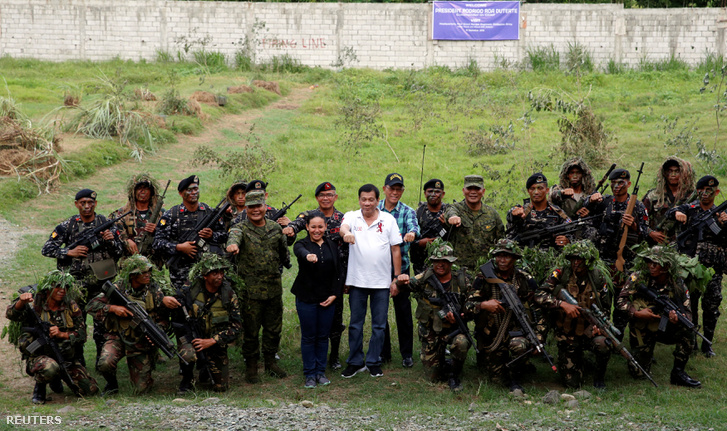 Duterte közös fotója a hadsereg egyik különleges alakulatával