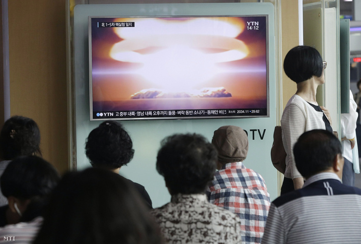 Észak-Korea újabb kísérleti atomrobbantásáról szóló tévétudósítást néznek emberek Szöul főpályaudvarán 2016. szeptember 9-én.