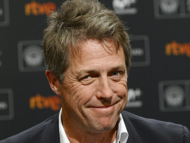 Hugh Grant-et beindítja, amikor szexjelenetet forgat