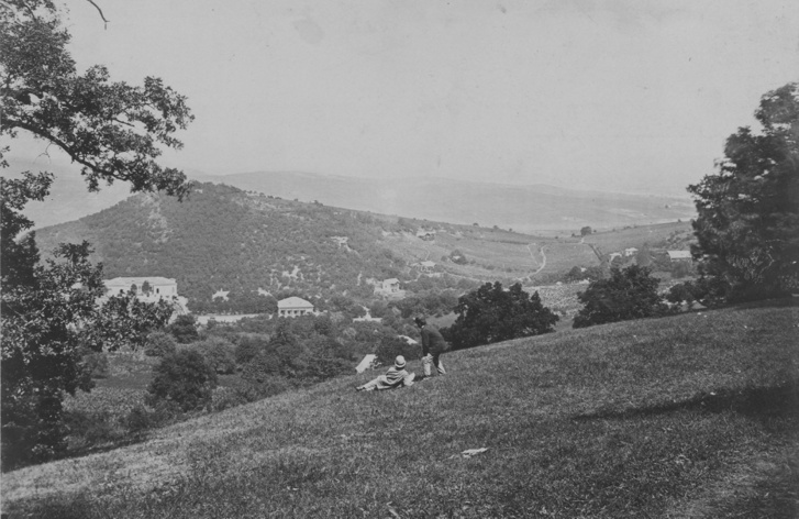 Normafa lejtő, kilátás a Disznófő-forrás környékéről Fácánosra, a Fácán fogadóra és vendéglőre. A felvétel 1880-1890 között készült.