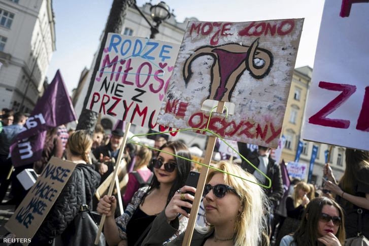 Lengyel tüntetők Varsóban a szigorú abortusz-szabályozás ellen, 2016. április 3-án.