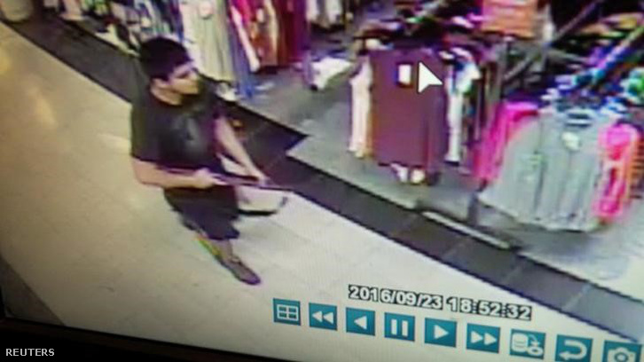 A bevásárlóközpontban lövöldöző férfi a biztonsági kamera felvételén