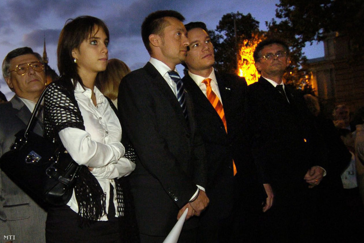 Rogán Cecília, Rogán Antal polgármester és Puskás András alpolgármester az V. kerületi önkormányzat megemlékezésén az 1956-os forradalom 50. évfordulója alkalmából a Vértanúk terén, 2006. október 25-én.