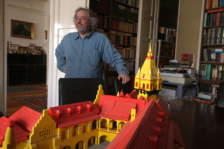 Sebő Ferenc a Zsigmond-kori palota modelljével
