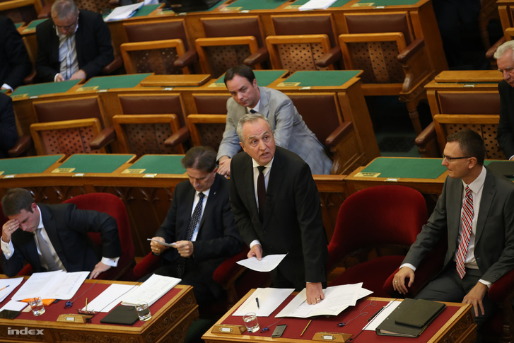 Kontrát Károly felszólal az Országgyűlés plenáris ülésén 2016. szeptember 26-án.