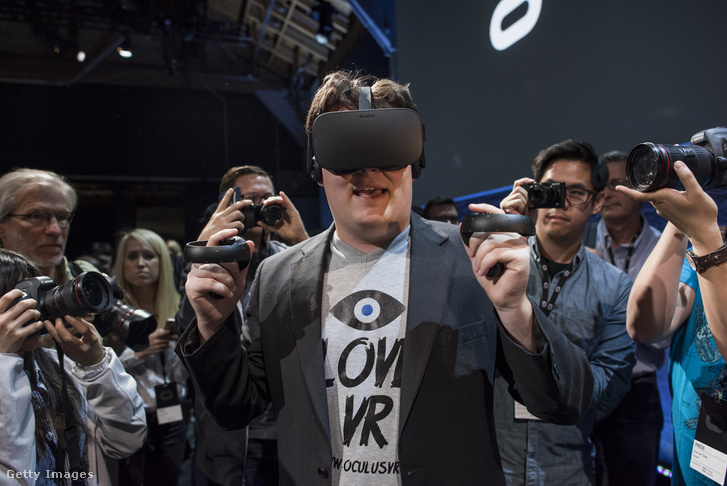 Palmer Luckey, az Oculus vezére mutatja be a Facebookkal közösen fejlesztett headsetet egy konferencián.