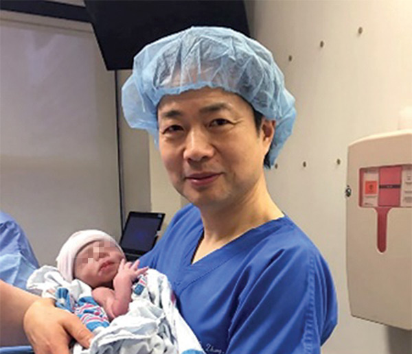 John Zhang a babával.