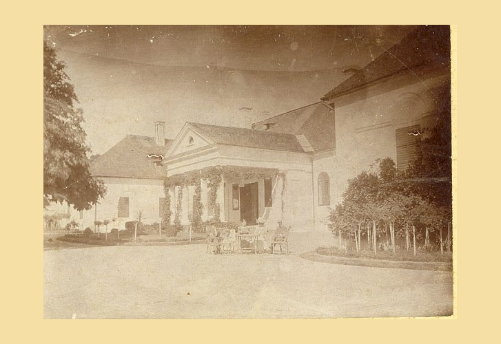 Széll Ödön udvarháza 1901-ben. A jelenlegi állapot fotóiért kattints a képre!