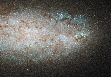 Az NGC 2976 jelű törpegalaxis a Hubble Űrteleszkóp ACS (Advanced Camera for Surveys) kamerájának felvételén. A galaxis nem mutat spirális szerkezetre utaló jeleket. A fényes, kék csomók a maradék csillagkeletkezési aktivitást jelző fiatal, forró óriáscsillagok, illetve halmazaik.