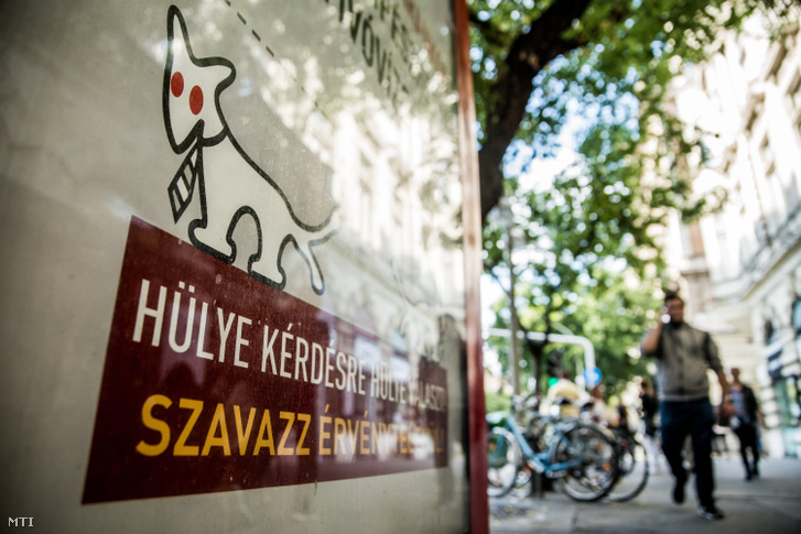 A Magyar Kétfarkú Kutya Párt az október 2-i kvótareferendumon érvénytelen szavazatra ösztönző plakátja Budapesten
