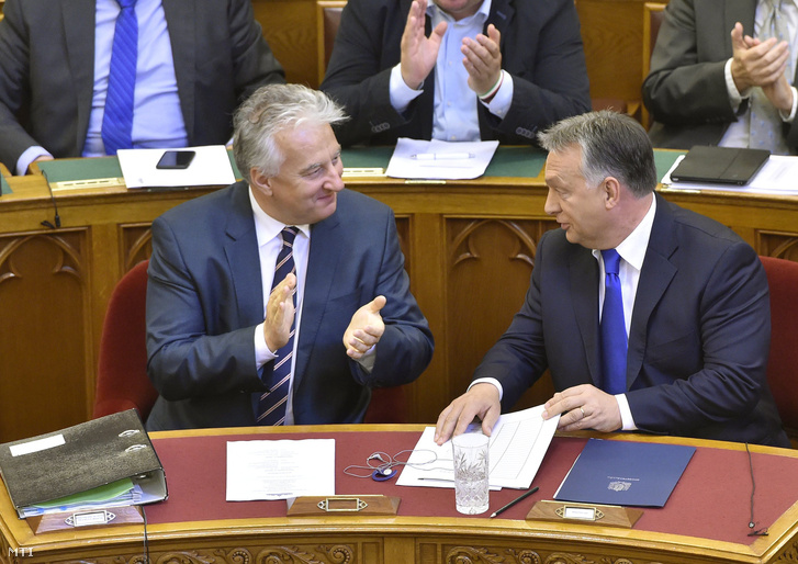 Orbán Viktor és Semjén Zsolt nemzetpolitikáért felelős miniszterelnök-helyettes az Országgyűlés plenáris ülésén 2016. október 3-án.