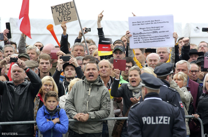 Merkel ellen tüntetők Drezdában, a német egység helyreállításának 26. évfordulójára szervezett központi ünnepségen, 2016. október 3-án.
