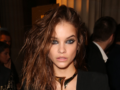 Így rogyaszt Palvin Barbara egy aranyban úszó bulin