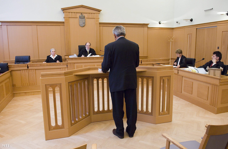 2008. május 13. Vida Károly elsõrendû vádlott Bodnár Zsolt bíró kérdéseire válaszol. A Szabolcs-Szatmár-Bereg Megyei Bíróságon megkezdõdött a baktalórántházi önkormányzati vezetõk perének tárgyalása.