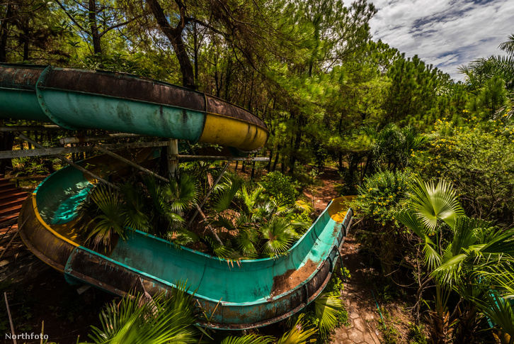 tk3s h bm abandoned waterpark 02598508
