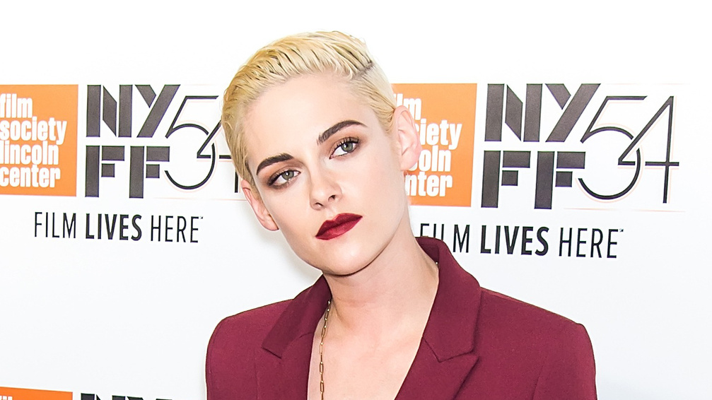 Kristen Stewart először nadrágot, aztán blúzt felejtett el felvenni