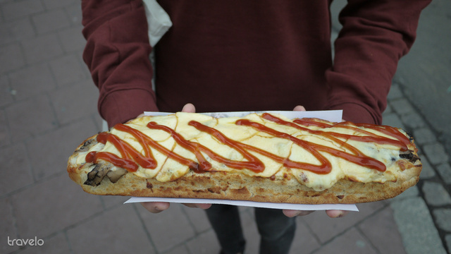 Az autentikus lengyel street food, azaz a zapiekanki félelmetes méreteket ölt, de éppoly finom (és nem mellesleg baromi olcsó: egy szendvics 400-600 forintból kijön)