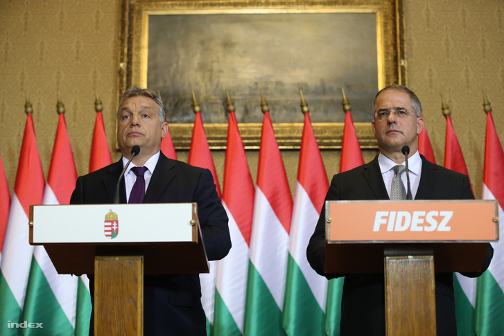 Orbán Viktor miniszterelnök (b) és Kósa Lajos, a Fidesz frakcióvezetője sajtótájékoztatót tart az október 2-ai kvótareferendummal kapcsolatban az Országházban