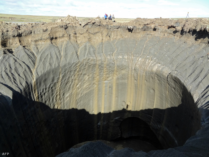 A nemrégi felfedezett 7 szibériai kráter egyike, amiknek tudósok szerint a metánkibocsátáshoz és a klímaváltozáshoz lehet közük.