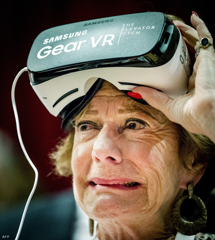 Neelie Kroes kipróbál egy VR-szemüveget